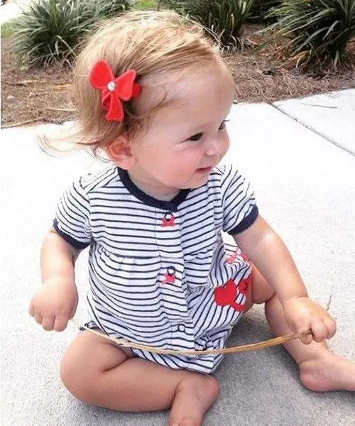 Side-Parted Short Hairstyle With A Bow Pin