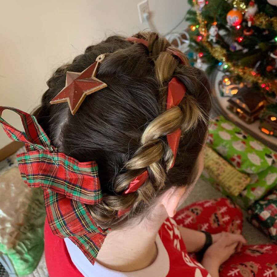 Elegant Easy Christmas Hairstyles For Girls This Holiday Season